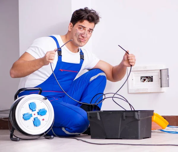 Funny Man doing electrical repairs at home — Stock Photo, Image