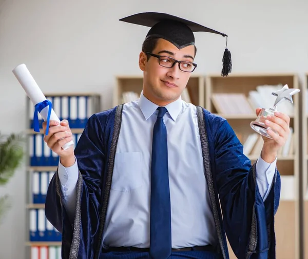 Junger Mann mit Universitätsabschluss — Stockfoto