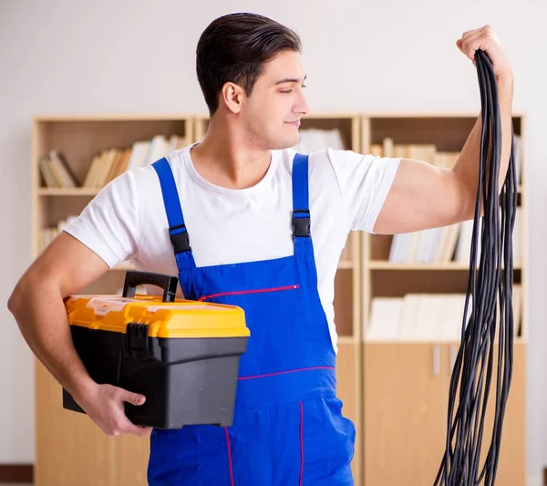 Hombre haciendo reparaciones eléctricas en casa —  Fotos de Stock