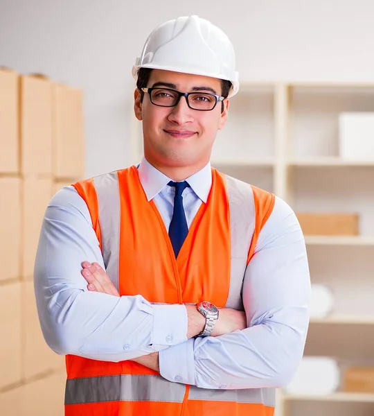 Man working in postal parcel delivery service office — Stock Photo, Image