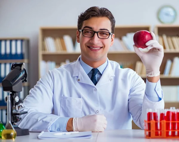 Scientifique travaillant sur les fruits et légumes biologiques — Photo