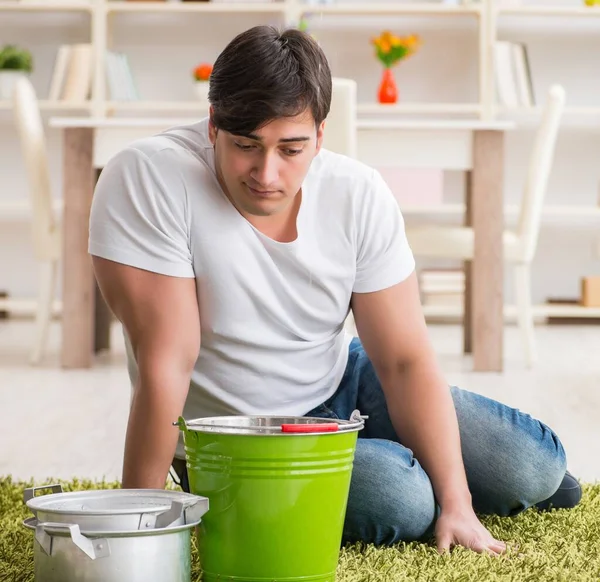 Man thuis omgaan met buurman overstroming lek — Stockfoto