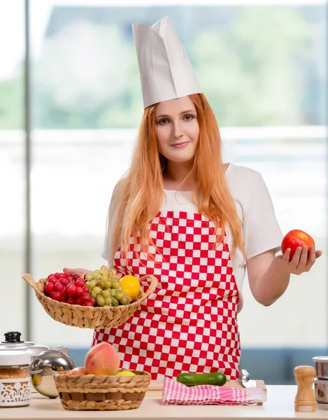 Roodharige koken werken in de keuken — Stockfoto