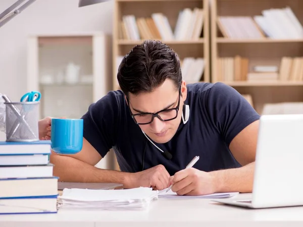 Freelancer jovem trabalhou no computador — Fotografia de Stock