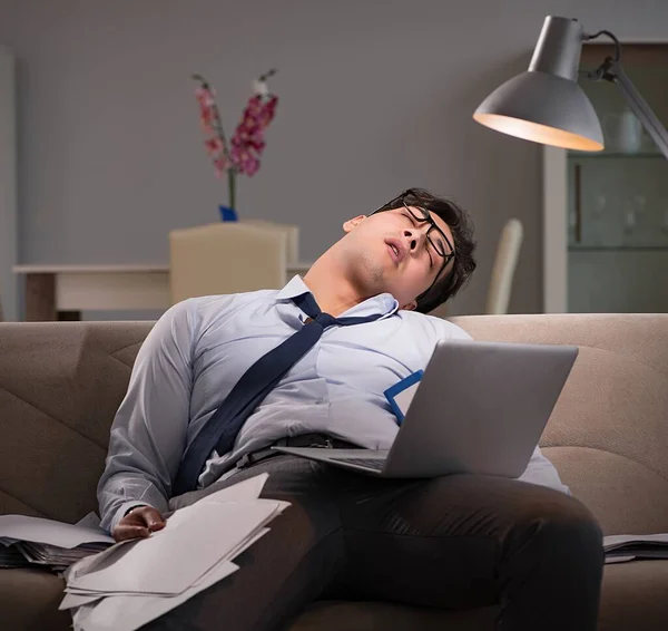 Uomo d'affari maniaco del lavoro fino a tardi a casa — Foto Stock