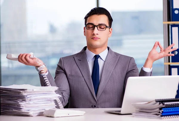 Empresario meditando en la oficina — Foto de Stock