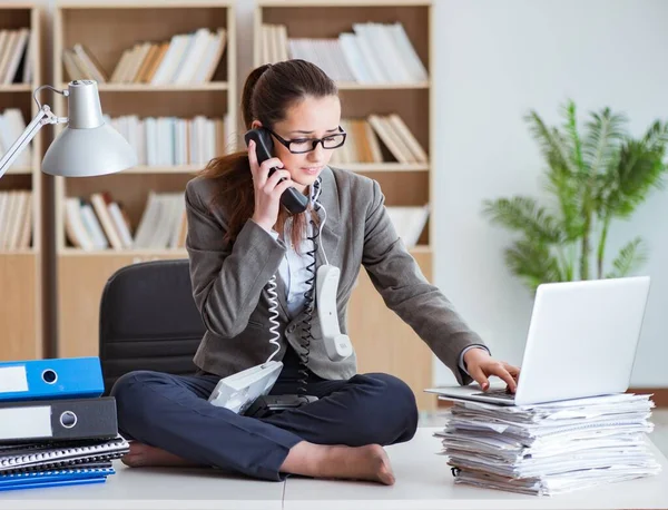 オフィスの机の上に座っている忙しい怒っているビジネスマンの女性 — ストック写真