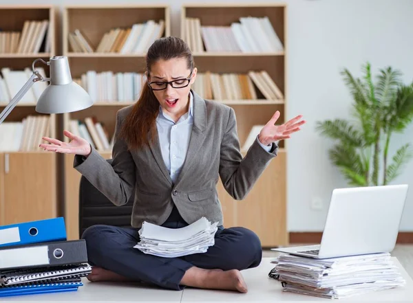 Geschäftige wütende Geschäftsfrau sitzt auf dem Schreibtisch im Büro — Stockfoto