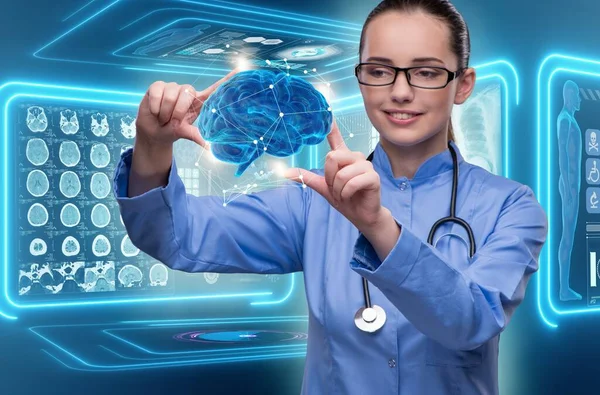 Médecin féminin avec le cerveau dans le concept médical — Photo