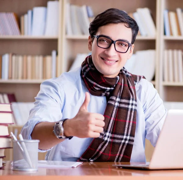 Jeune écrivain travaillant à la bibliothèque — Photo