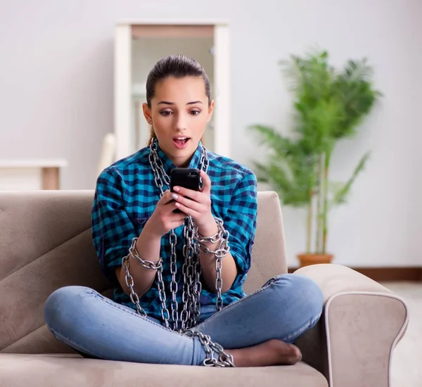 若いです女の子中毒に携帯電話 — ストック写真