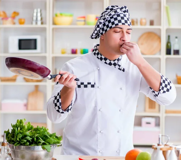 Jonge mannelijke kok werkt in de keuken — Stockfoto