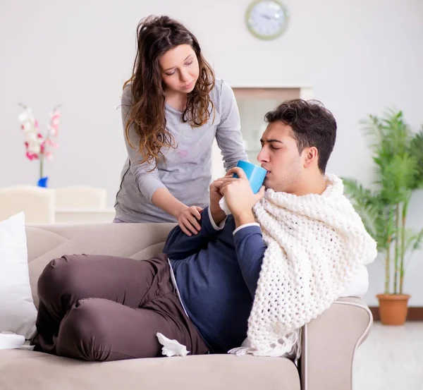 Vrouw die thuis voor zieke man zorgt — Stockfoto