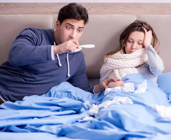 Manželka pečující o nemocného manžela doma v posteli — Stock fotografie