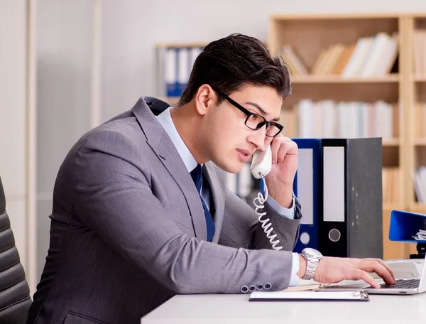 Empresário falando por telefone no escritório — Fotografia de Stock