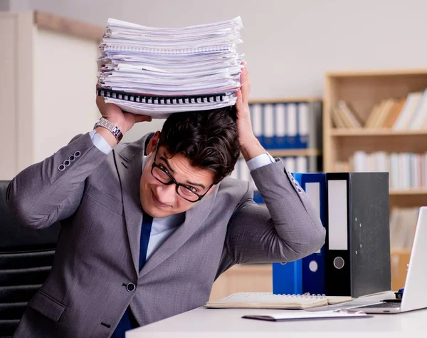 Çok fazla evrak işi yapan bir iş adamı.