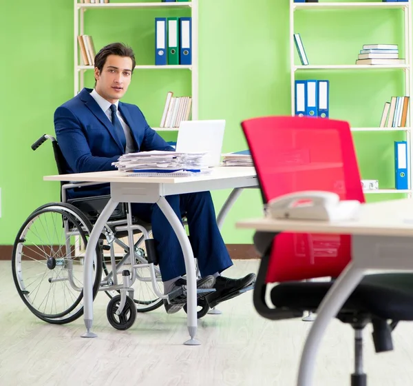 Ofiste çalışan engelli işadamı