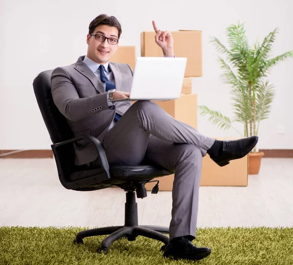 Podnikatel sedí na židli v kanceláři — Stock fotografie