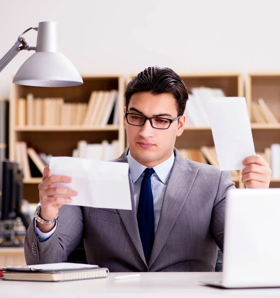 Empresário recebendo envelope carta no escritório — Fotografia de Stock