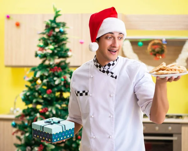 Noel arifesi mutfakta çalışan genç şef koca