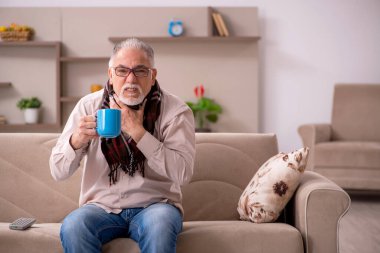 Yaşlı adam evde acı çekiyor.