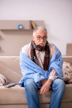Yaşlı adam evde acı çekiyor.
