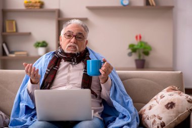 Yaşlı adam evde acı çekiyor.