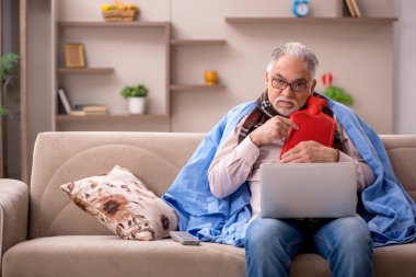 Yaşlı adam evde acı çekiyor.