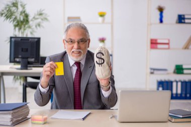 Eski erkek çalışanın maaş konsepti.