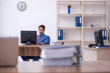 Ofiste çalışan genç bir erkek.