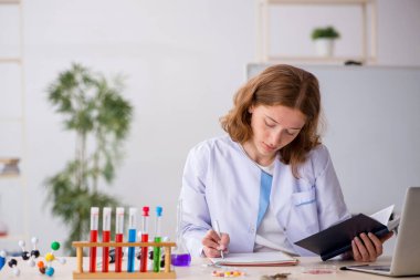 Laboratuvarda çalışan genç bayan kimyager.