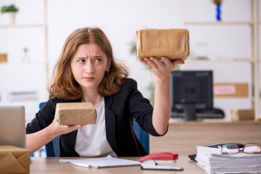 Kutu teslimat servisinde çalışan genç bir kadın.