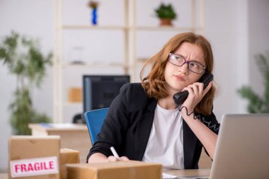 Kutu teslimat servisinde çalışan genç bir kadın.