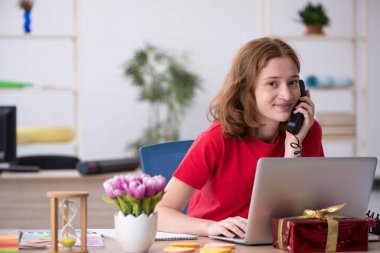 Genç bayan tasarımcı Noel 'i ofiste kutluyor.