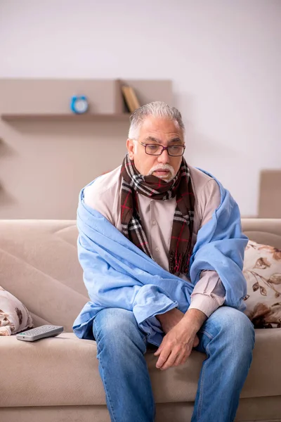 Old man suffering at home — Stock Photo, Image