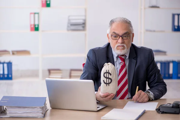 Oud mannelijk werknemer in loonconcept op de werkplek — Stockfoto