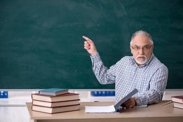 Oude mannelijke leraar in de klas — Stockfoto