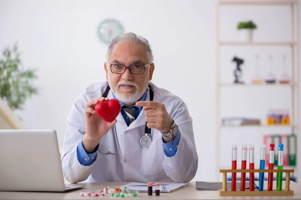 Viejo doctor farmacéutico trabajando en el laboratorio — Foto de Stock