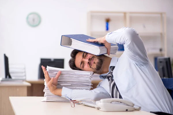 Young male employee working in the office — Stock Photo, Image