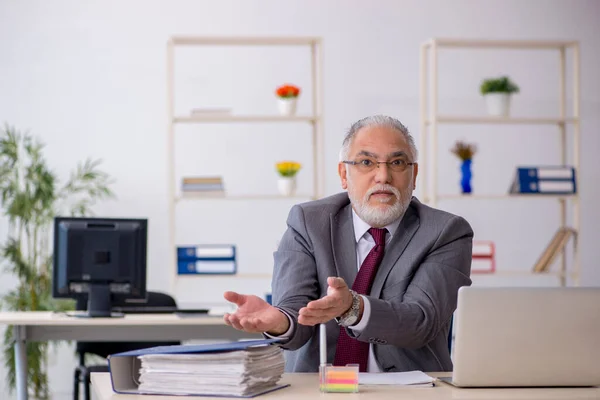 Παλιό αρσενικό υπάλληλο κάθεται στο γραφείο — Φωτογραφία Αρχείου