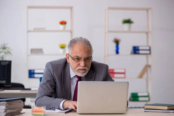 Alt männlich mitarbeiter sitting im die büro — Stockfoto