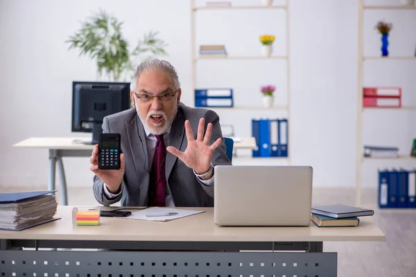 Viejo empleado sentado en la oficina —  Fotos de Stock