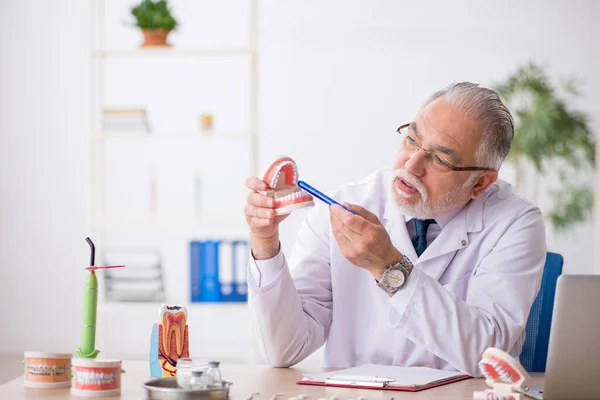 Gammal manlig läkare tandläkare som arbetar på kliniken — Stockfoto