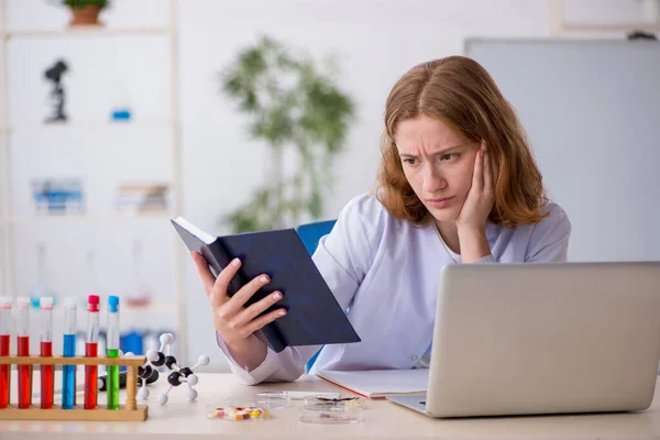 Joven estudiante de química que trabaja en el laboratorio — Foto de Stock