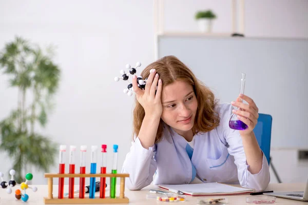 分子モデルを学ぶ若い女性化学生 — ストック写真