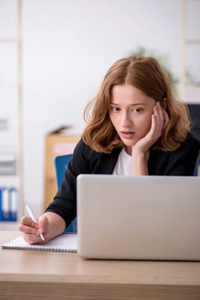 Mujer joven trabajando en el servicio de entrega de cajas —  Fotos de Stock