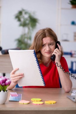 Ofiste çalışan genç kadın tasarımcı