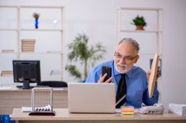 İnternet üzerinden paket alan yaşlı bir erkek çalışan