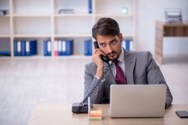 Ofiste çalışan genç bir erkek.