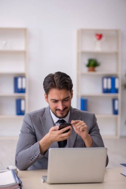 Ofiste çalışan genç bir erkek.